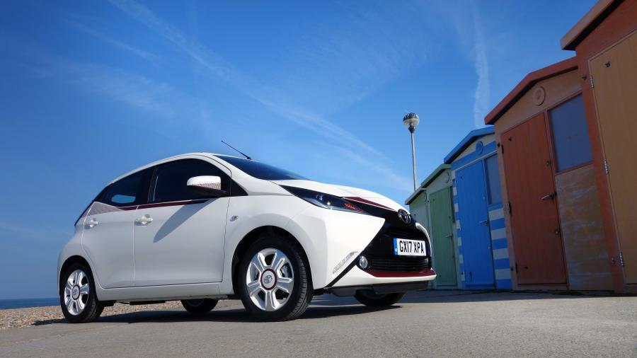  Toyota Aygo x-claim 5-Door 2017 года  (UK) (фото 4 из 17)